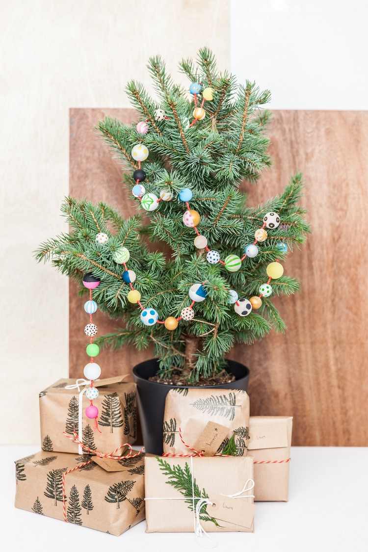 med-trä-pärlor-tinker-kransar-färgglada-målade-jul-jul-träd