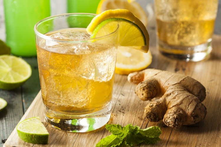 Ingefära bantning lime-citron-knöl-is-tärning-kallt-glas-mynta-skärbräda-dryck