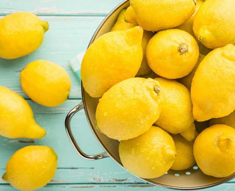 Ingefära-bantning-citron-frukt-sur-gul-våt-vatten-dropp-metallsikt
