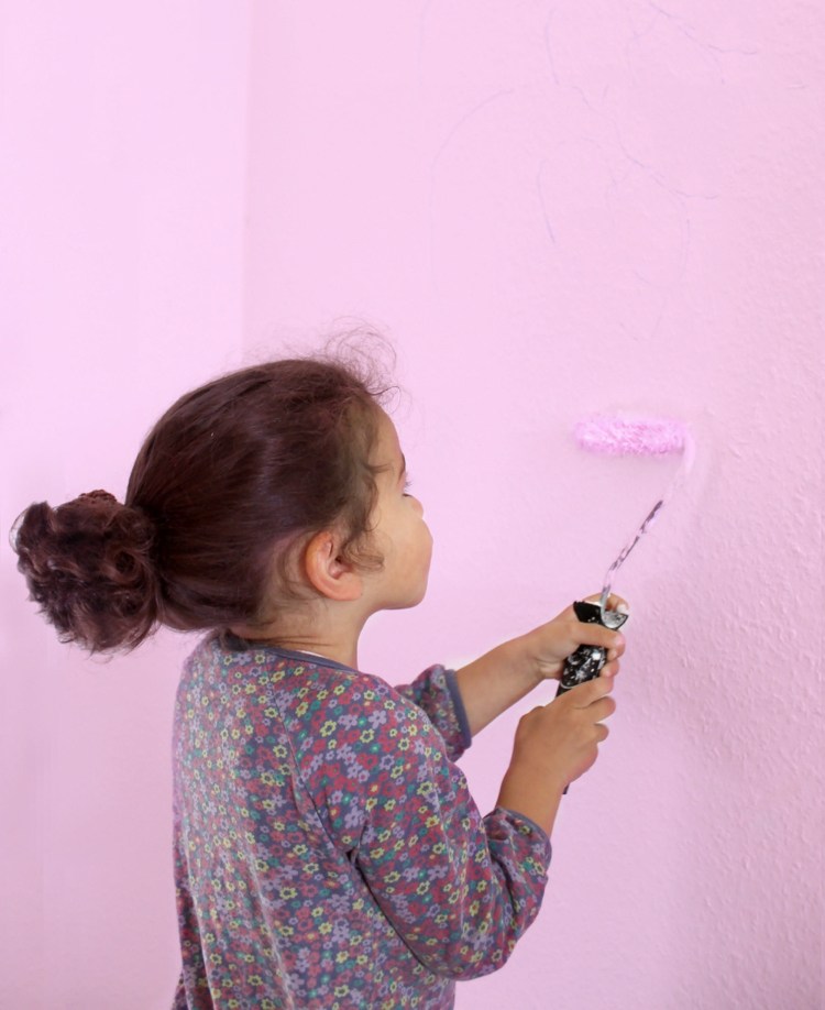 flytta-plan-barn-delta-hjälp-måla-vägg