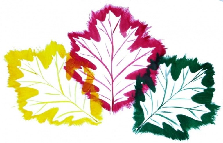 Använd stenciler och akrylfärger för att måla löv och rita bladvener