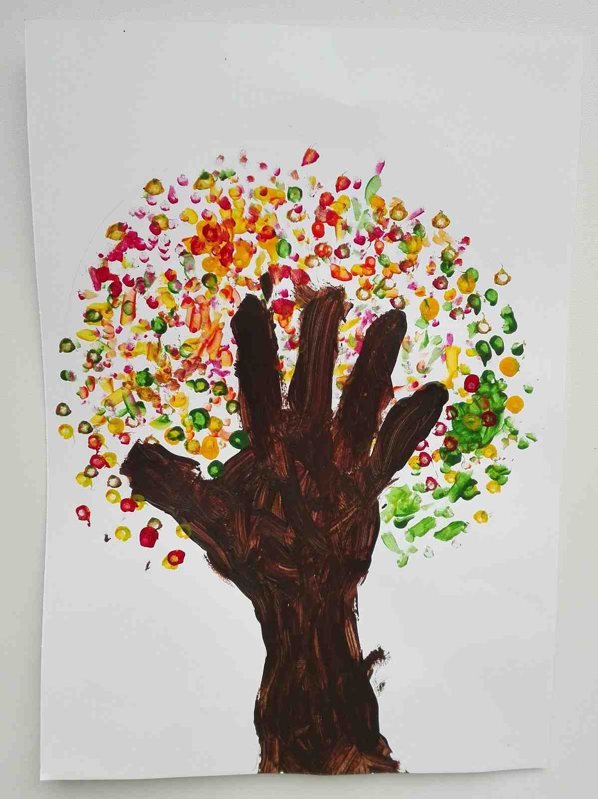Skapa en stam med avtryck av en hand och skapa löv med färgglada höstfärger
