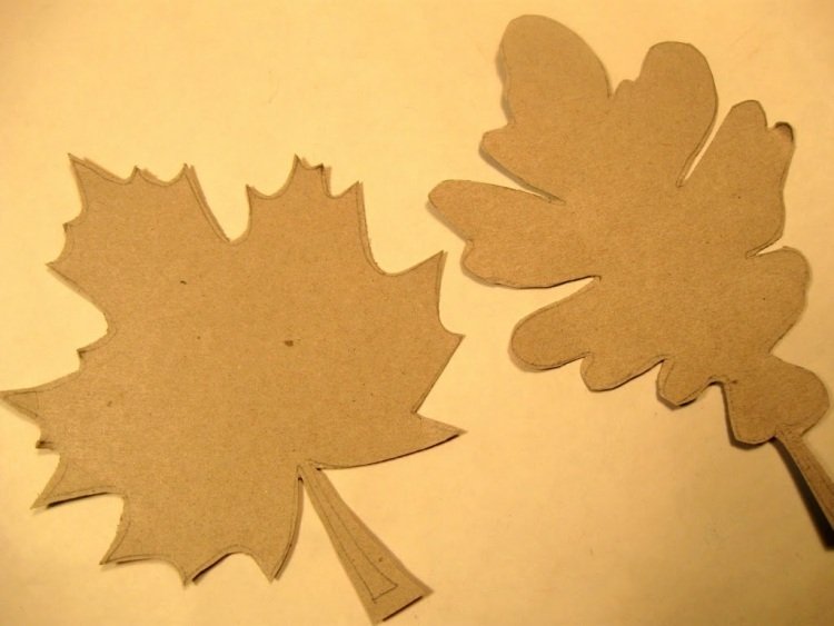 höst-dekoration-pyssla-barn-papper-höstlöv-papper mache-stencil-klipp ut-kartong-form