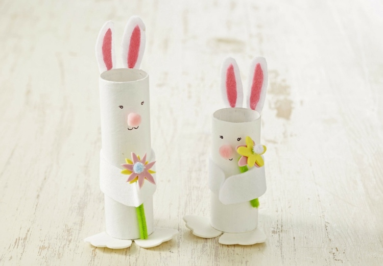 Påskkaniner pysslar papper-toalett-rull-blomma-figur-barn-lek