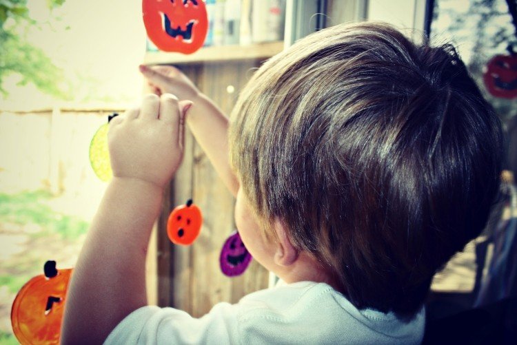 fönster-bilder-höst-barn-klistermärken-glas-färg-kreativa-halloween