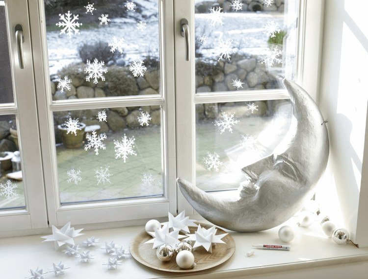 Dekorera fönster med krita pennor - måla enkla snöflingor på fönsterrutan