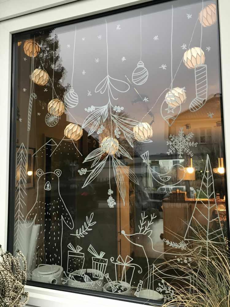 Måla fönstret med julmotiv med krita pennor