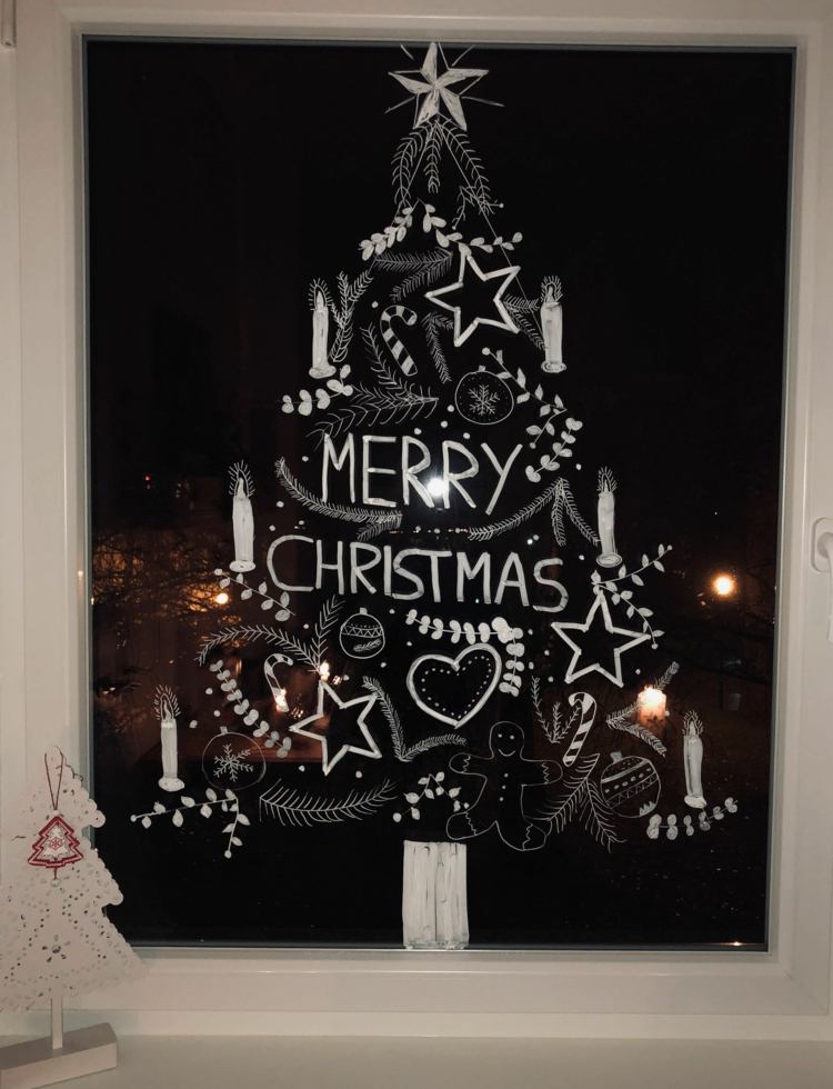 Designa fönster kreativt med krita pennor - julgran, bokstäver och ljus