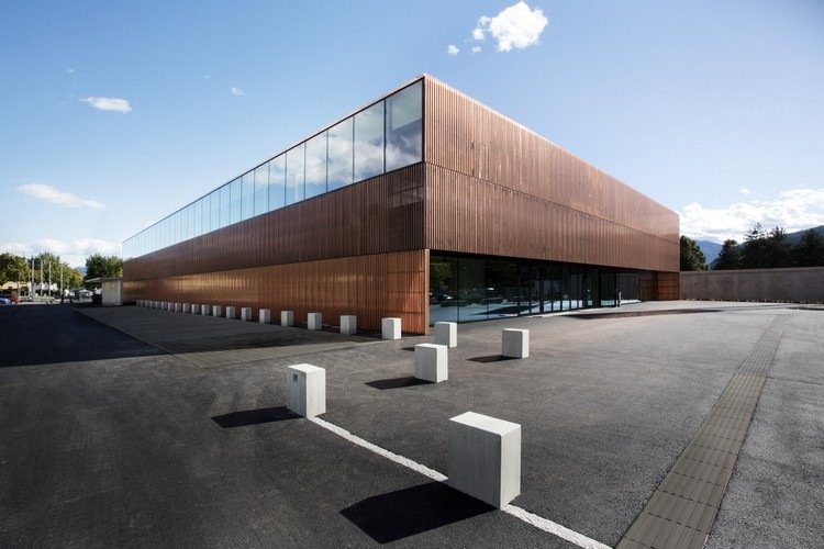 Bygg hållbara material med kopparklädda fasaden för en sporthall med modern arkitektur