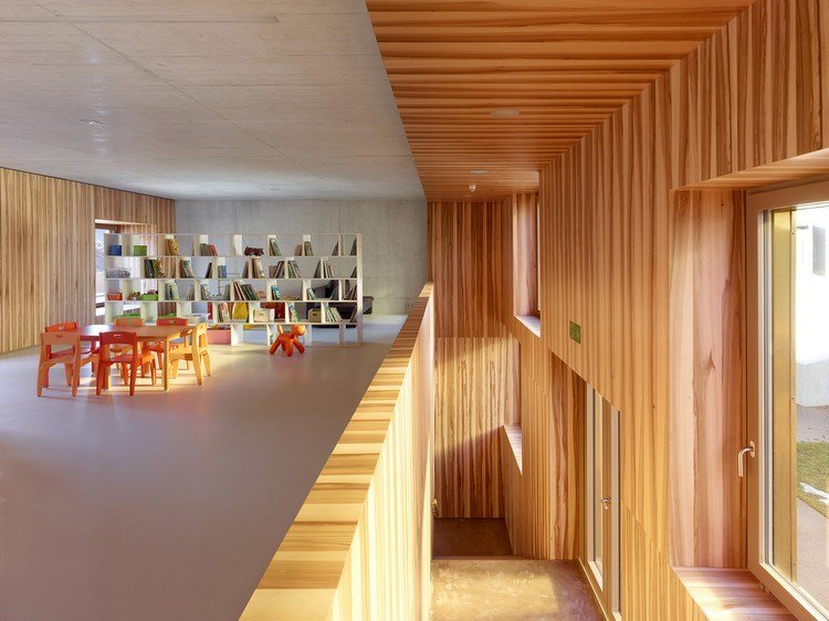 träpanel interiörer läsesal för barn med stolar bordsfönster och trappa