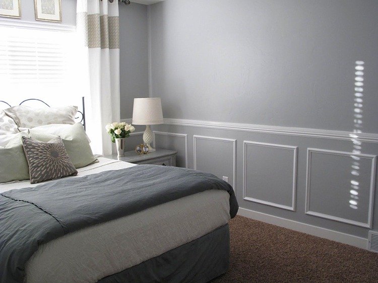 Stuck form-vägg-design-moderna-sovrum-ljus-grå-vägg-färg