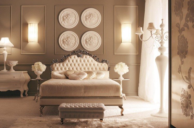 stuckatur-rosetter-rund-vit-sovrum-taupe-vägg-färg-klassisk-stil