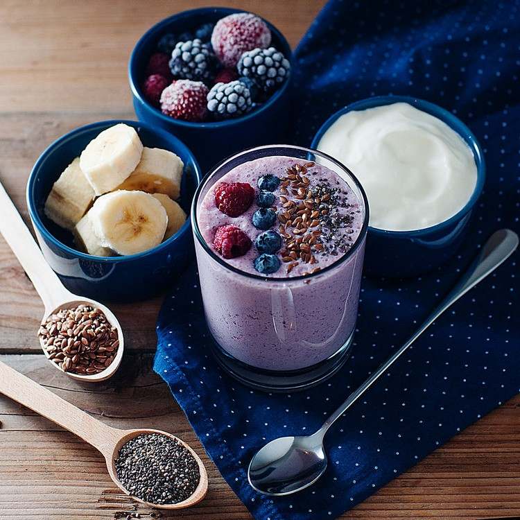 linfrö-viktminskning-hälsosam-näring-smoothie-diet-chia-frön-banan-bär-yoghurt
