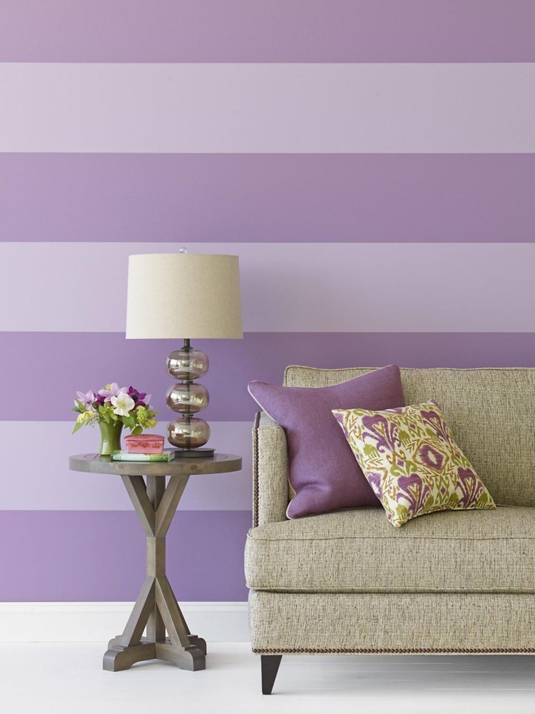 dekorera-mönster-ränder-vägg-lila-vardagsrum-sidobord-soffa-beige