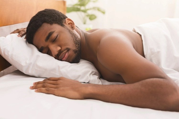 Sov på magen utan kuddar för en naturlig form av ryggraden