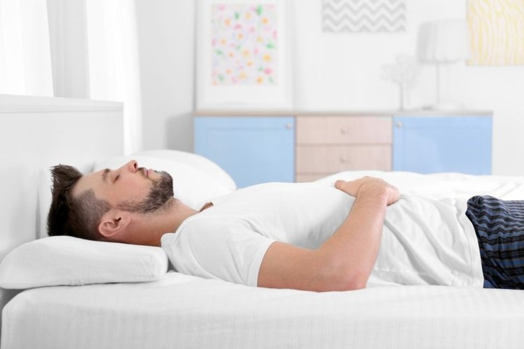 Sov friskt eller ohälsosamt utan kudde - vad är rätt i vilken position