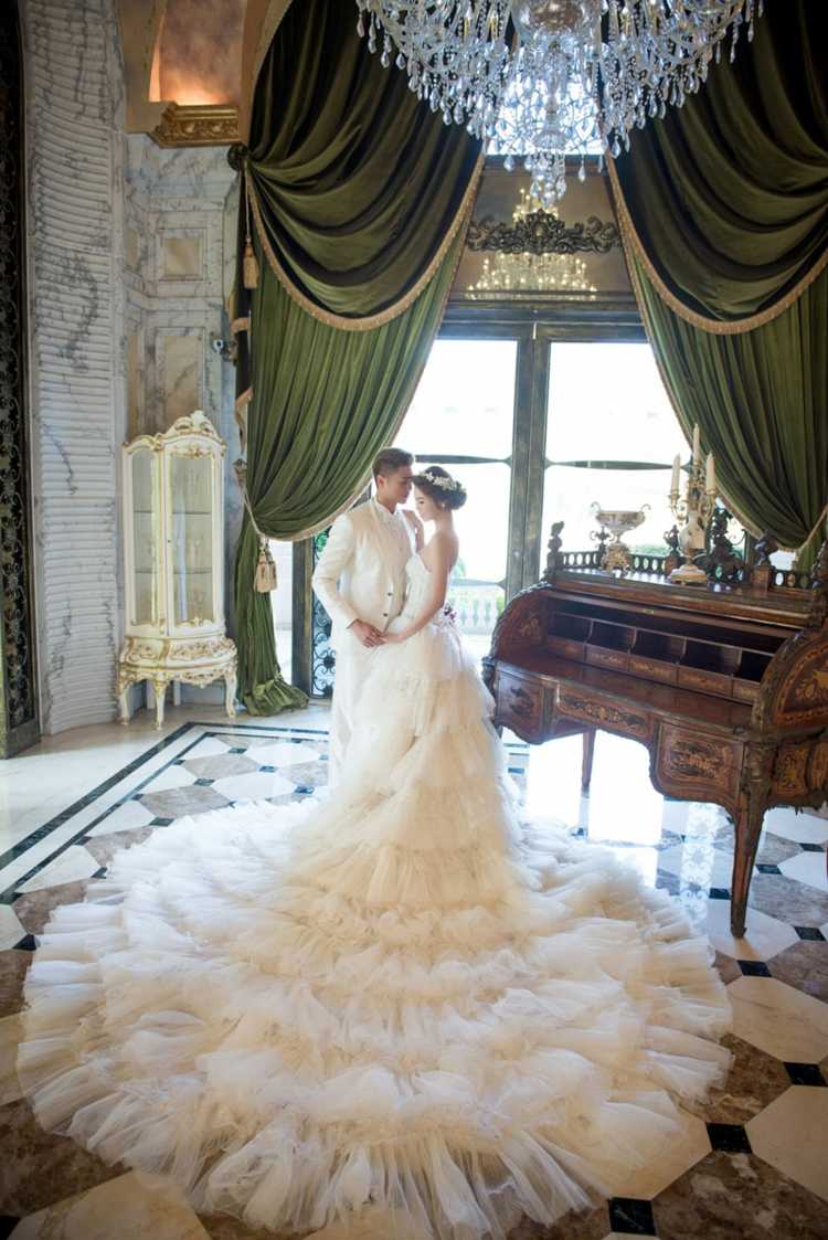 Romantisk fotosession för de nygifta i en hall