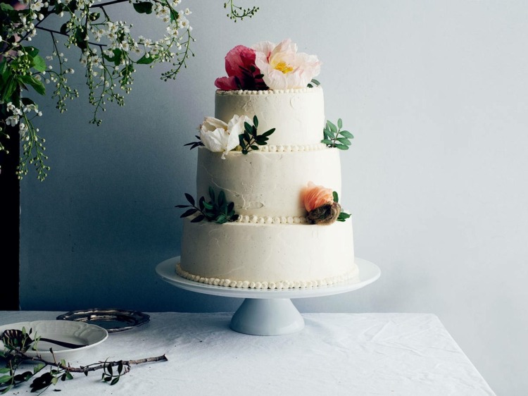 Om det finns problem med bröllopstårtan kan situationen vanligtvis räddas
