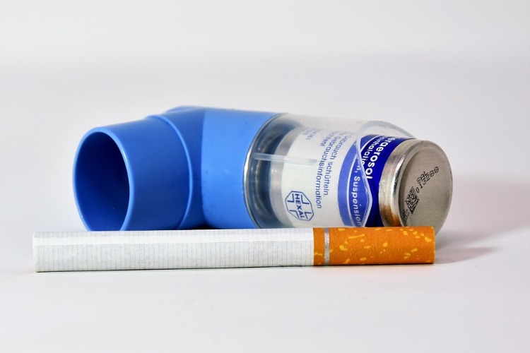 Rökning av cigaretter orsakar låg lungkapacitet och andfåddhet leder till medicinering
