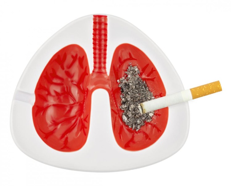 Askfat i form av lungor med cigarett