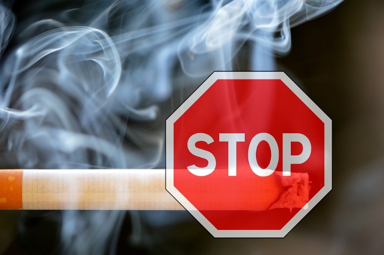 cigarettrök och stoppskyltar kombinerade som en signal om att sluta röka