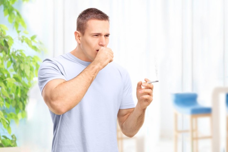 mannen hostar på grund av att cigaretten slutar är ett bra beslut