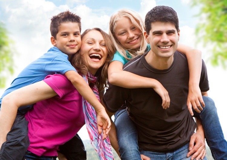 lycklig familj med barn ler