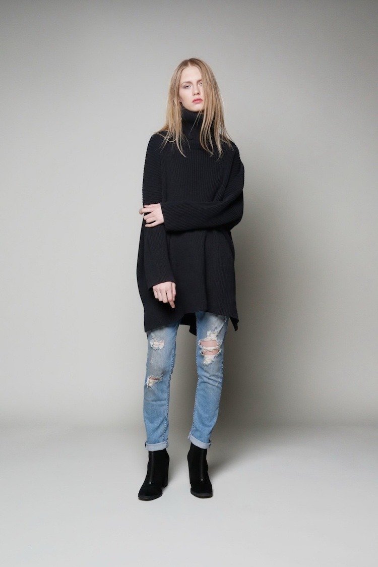 turtleneck-kvinnor-höst-outfits-oversize-casual-ripped-jeans