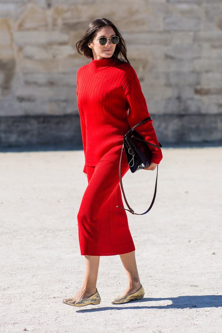 turtleneck-kvinnor-höst-outfits-röd-fin stickad kjol