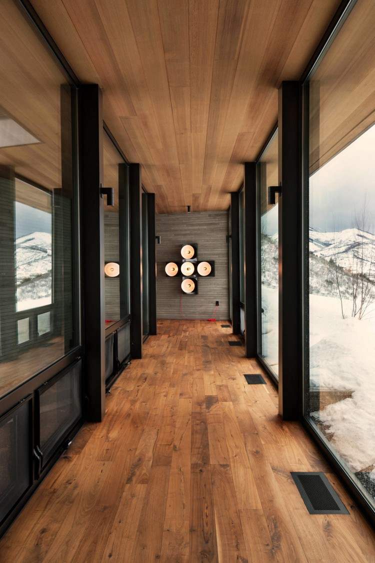 korridor design svart och brunt trä golv tak fönster fram