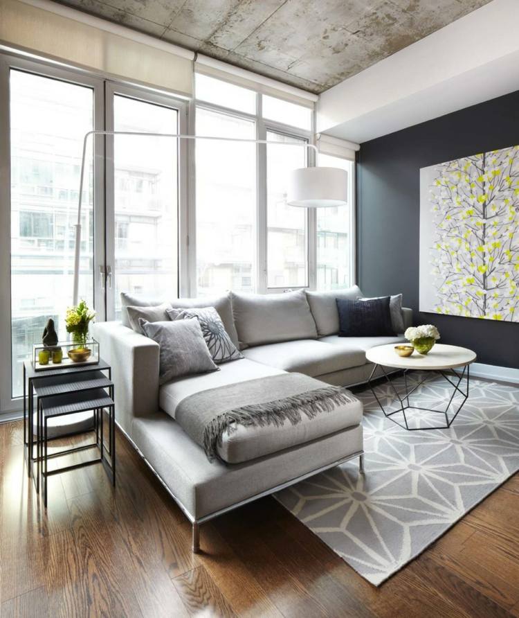 Måla silikatfärg grundläggande-fördelar-vardagsrum-ljus-mysig-vägg-färg-mörk-grå-bords-matta-soffa-fönster-front