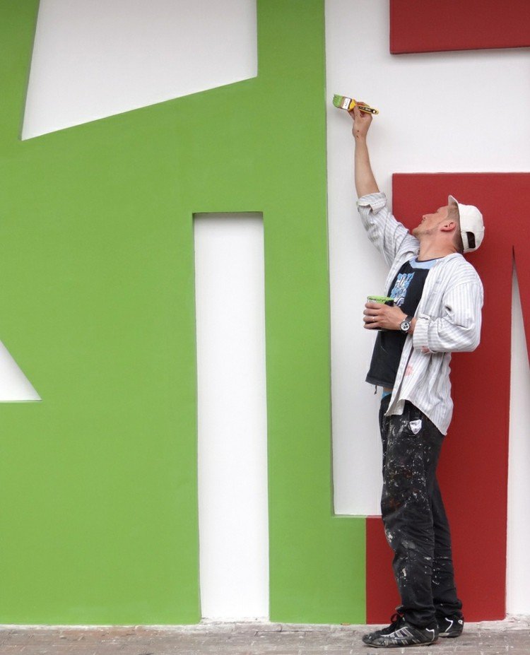 silikat-färg-färg-målare-ytter-vägg-design-vägg-färg-röd-grön-pensel-man