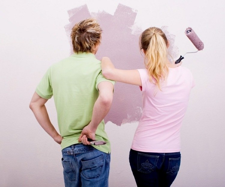 silikat-måla-måla-par-man-kvinna-väggdekoration-prov-måla-pensel-måla-rulle