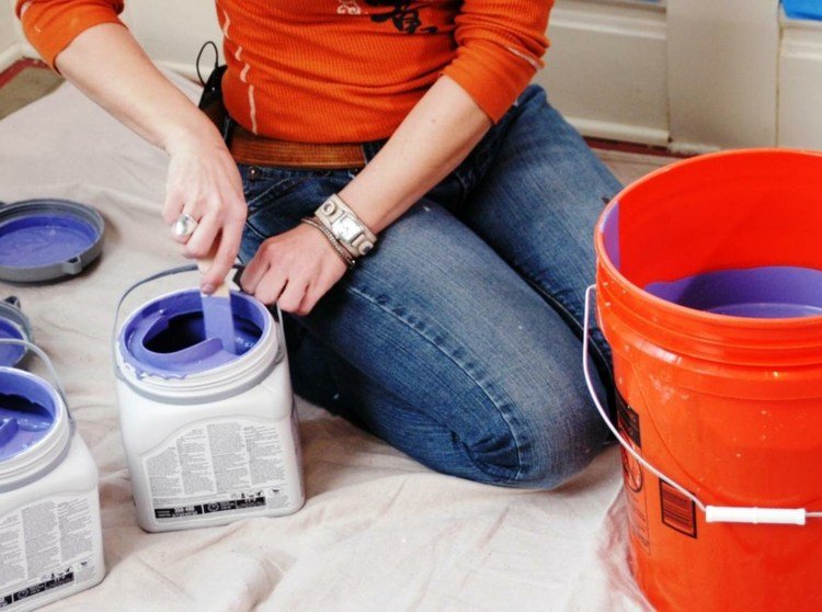 silikatfärg-målning-renovering-renovering-färgade-burkar-blandning-kvinna-väggfärg-interiör-lila-hink