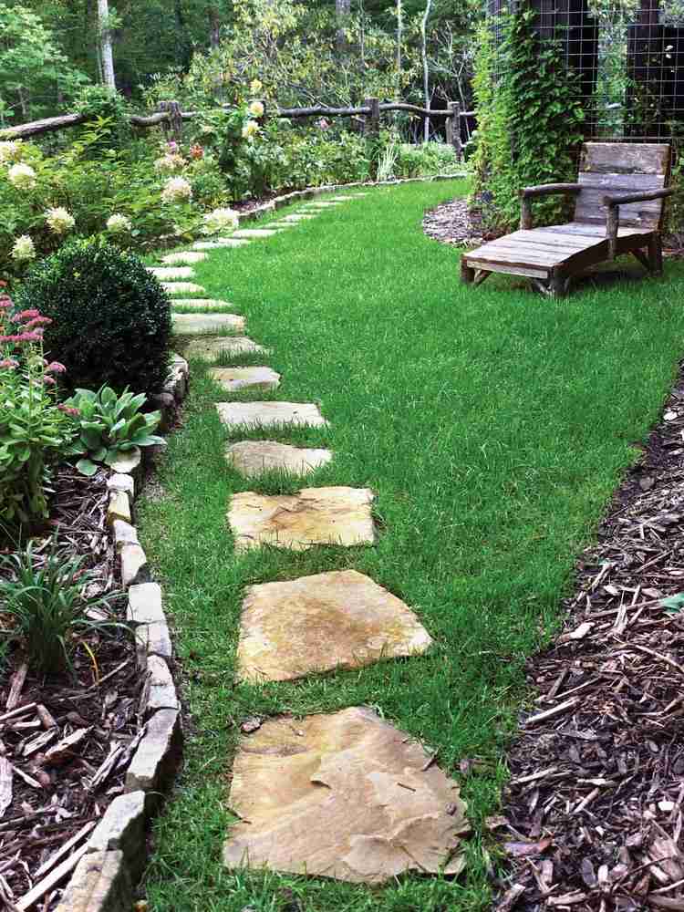 Trädgårdsväg-lägg-sten-plattor-gräsmatta-mulch-rabatt