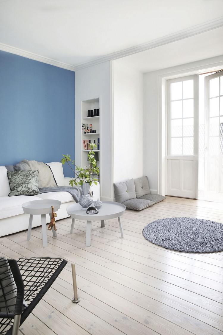 trend-färger-2016-levande-vägg-färg-baby-blå-lugn-weisses-soffa