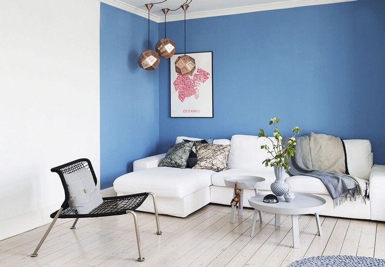 trend-färger-2016-levande-blå-vägg-färg-vit-hörnsoffa