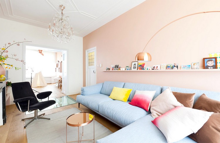 trend-färger-2016-vardagsrum-ros-vägg-färg-pastell-blå-soffa