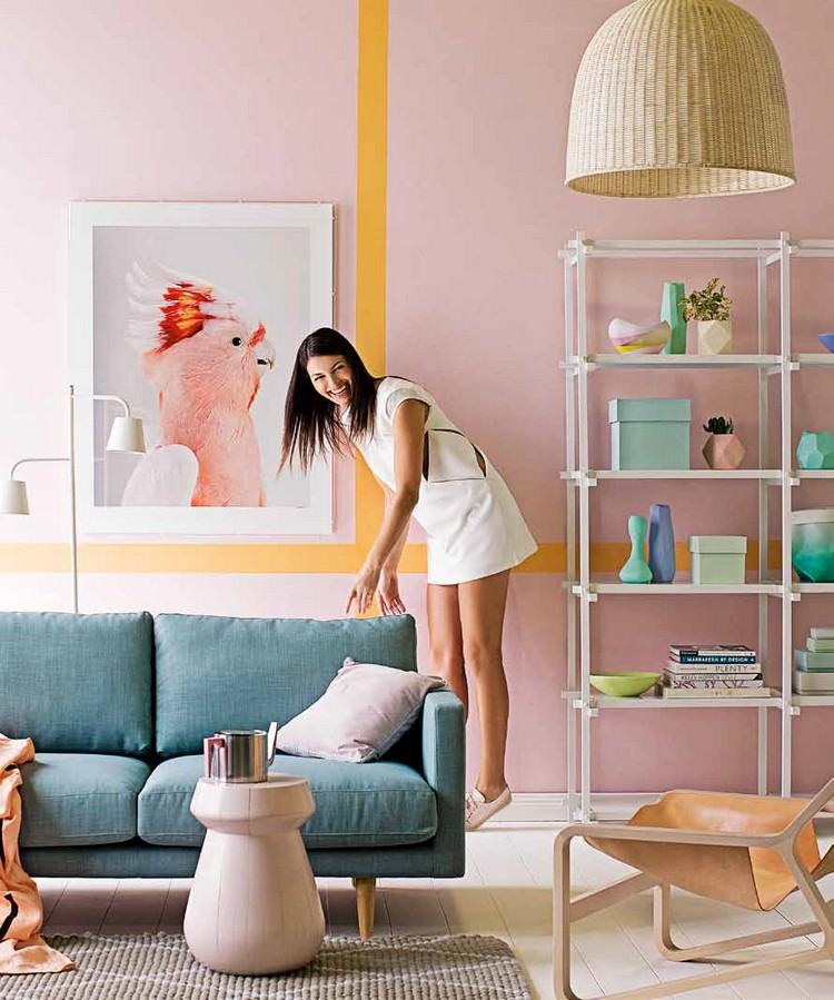trend-färger-2016-levande-pastell-rosa-vägg-färg-vit-trägolv-grön-soffa