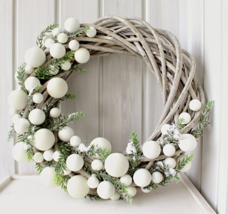 deco pilkrans jul vita bollar vintergröna DIY hantverk idéer