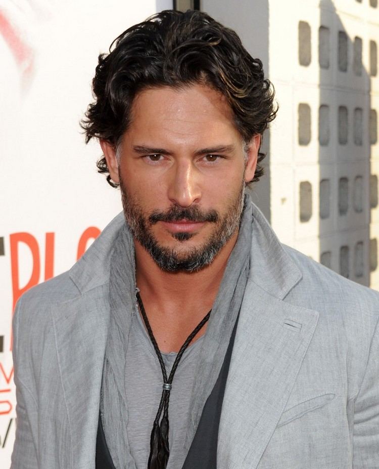 joe manganiello medellånga hårvågor