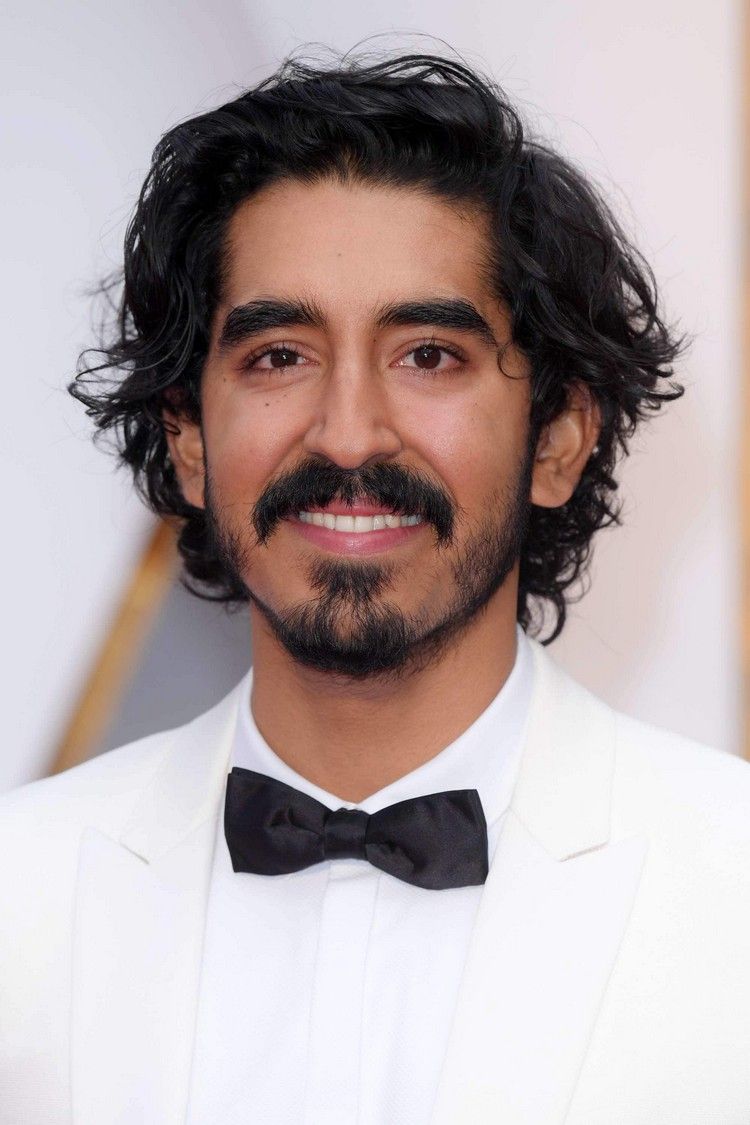 herrfrisyrer medellång lockig dev patel