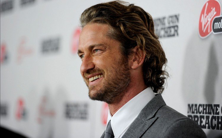 medellånga frisyrer för män kammade tillbaka gerard butler