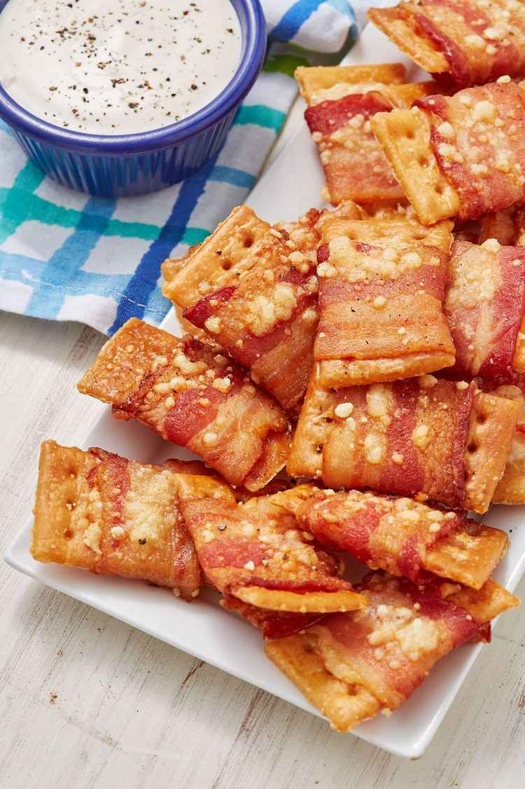 Party canapes för nyår bacon cracker