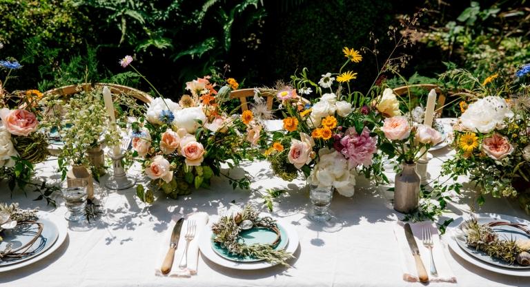 Midsommarfest äng blommor vaser bord dekoration idéer