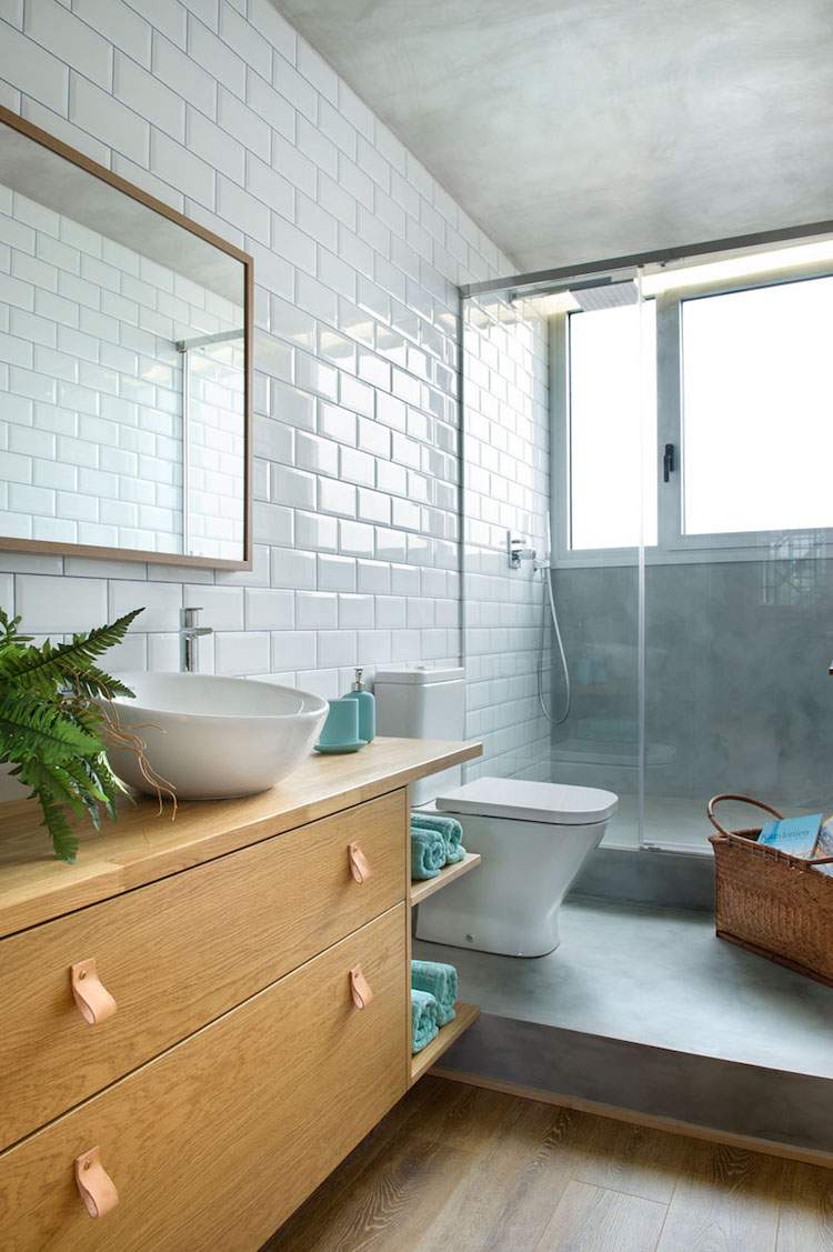 mix-match-interiör-redesign-badrum-trä handfat-dusch-glasvägg