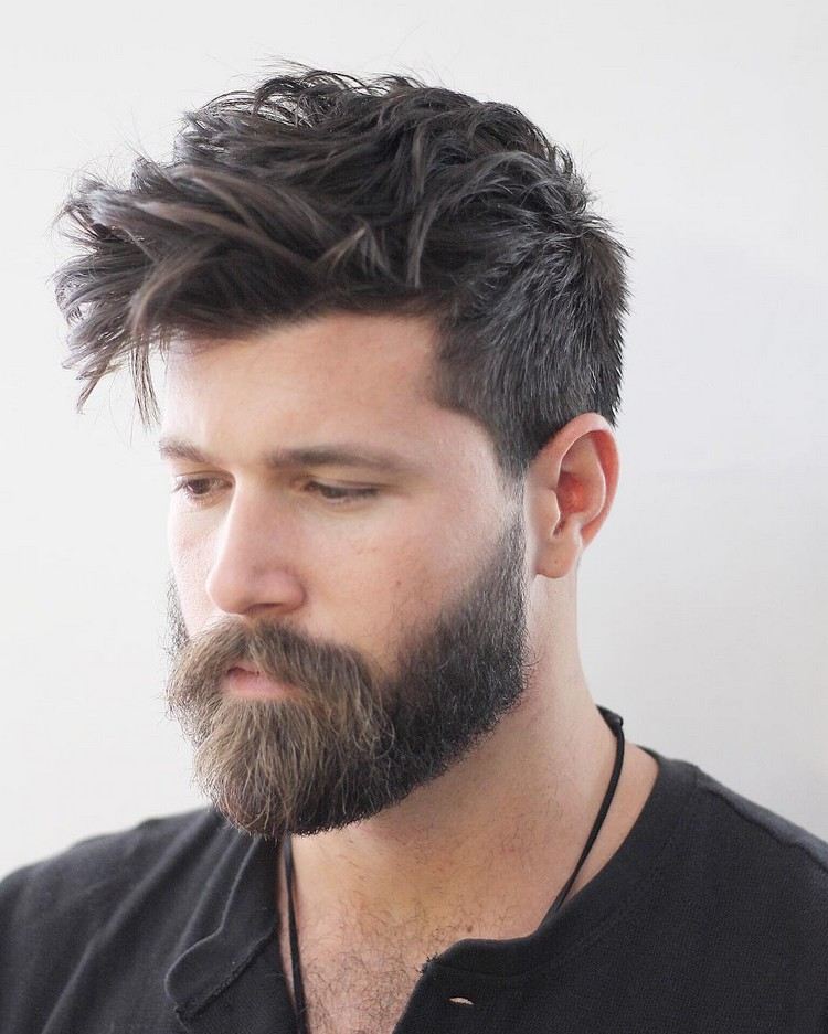 Fluffig frisyr för män med skägg långt hår ovanpå