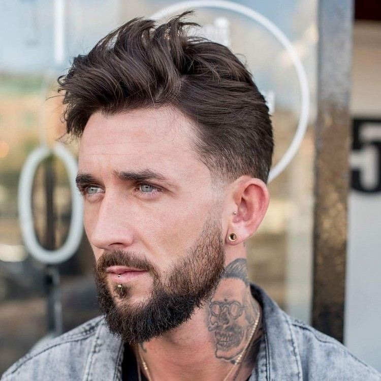 modern frisyr herr 2019 hipster stil med skägg och piercingar