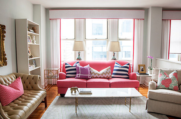 rosa soffa vardagsrum interiör man och kvinna