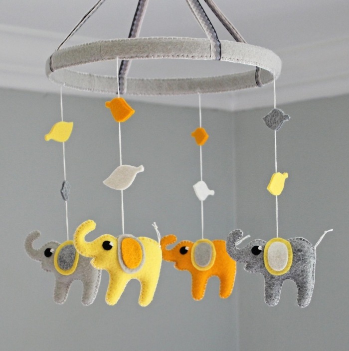 Kändes mobil-ovan-barnsäng-elefant-grå-gul-handgjord